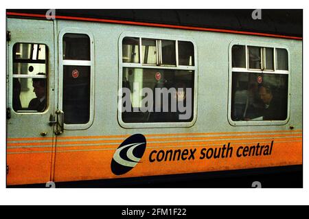 Connex South Central treno ottobre 2000 attraverso Clapham Junction sulla Il giorno in cui è stato annunciato CONNEX aveva perso la loro franchising a. eseguire il servizio ferroviario Foto Stock