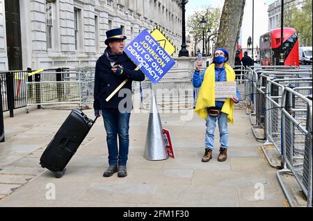 Londra, Regno Unito, 5 maggio 2021, l'attivista politico e Remainer Steve Bray ruota un altoparlante gigante alle porte di Ten Downing Street e minaccia gli occupanti con 'Money, Money' di ABBA a pieno regime. Downing Street, Westminster. Credit: michael melia/Alamy Live News Foto Stock