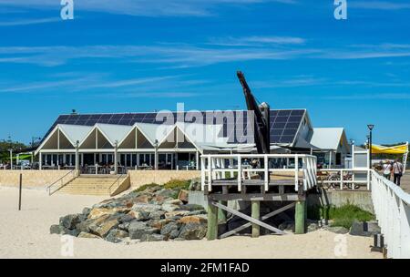 Pannelli solari sul tetto del Goose Restaurant vicino a Busselton Jetty Western Australia. Foto Stock