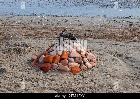 Mucchio di pietre sulla spiaggia, Falshöft, Gelting Bay, Schleswig-Holstein, Germania Foto Stock