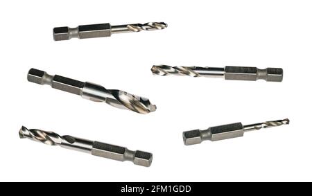 Punte da trapano di varie dimensioni in acciaio ad alta velocità isolate su sfondo bianco. Set di utensili da taglio con gambo esagonale per la realizzazione di fori nella lavorazione del metallo. Foto Stock