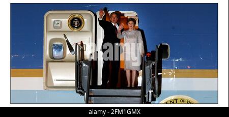 Il presidente AMERICANO George W. Bush e sua moglie Laura arrivano a Heathrow il 18 novembre 2003. pic David Sandison 18/11/2003 Foto Stock