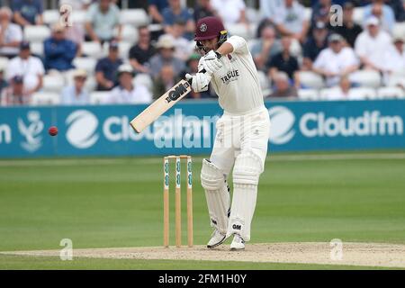 Lewis Gregory in batting azione per Somerset durante Essex CCC vs Somerset CCC, Specsaver County Championship Division 1 Cricket presso la Cloudfm County Foto Stock