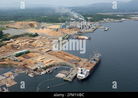 Foto aerea di Harmac Pacific gestisce un Northern bleached softwood Kraft (NBSK) Mulino di pasta di legno situato sulla costa orientale di Isola di Vancouver vicino a Nanaimo Foto Stock