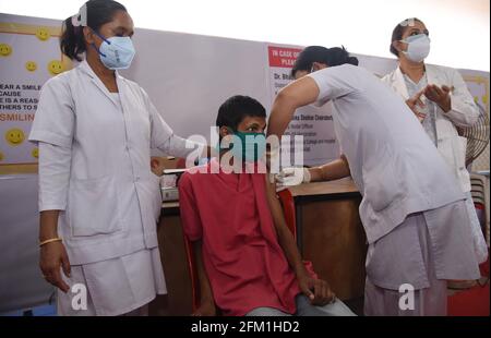 Guwahati, Assam, India. 5 maggio 2021. Un infermiere inietta l'iniezione COVID-19 ad una persona speciale al Gauhati Medical College Hospital mercoledì 5 maggio 2021 . La vaccinazione per le persone di età compresa tra i diciotto e i quarantacinque anni nello stato di Assam è iniziata oggi, cioè mercoledì. Oggi le vaccinazioni sono state date solo a persone speciali (persone che sfidano fisicamente) e giornalisti. Credit: Dasarath Deka/ZUMA Wire/Alamy Live News Foto Stock