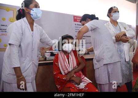 Guwahati, Assam, India. 5 maggio 2021. Un infermiere inietta l'iniezione COVID-19 ad una persona speciale al Gauhati Medical College Hospital mercoledì 5 maggio 2021 . La vaccinazione per le persone di età compresa tra i diciotto e i quarantacinque anni nello stato di Assam è iniziata oggi, cioè mercoledì. Oggi le vaccinazioni sono state date solo a persone speciali (persone che sfidano fisicamente) e giornalisti. Credit: Dasarath Deka/ZUMA Wire/Alamy Live News Foto Stock