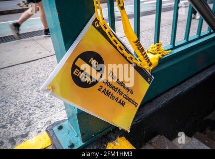 New York, Stati Uniti. 04 maggio 2021. Un cartello che informa i pendolari della chiusura della metropolitana dalle 2:00 alle 4:00 per la pulizia presso la stazione della metropolitana di West 23rd Street a New York martedì 4 maggio 2021. Il servizio della metropolitana di New York è pronto per il ritorno 24 ore su 24, il 17 maggio prima della rimozione della maggior parte delle restrizioni COVID-19 del 19 maggio. (Foto di Richard B. Levine) Credit: Sipa USA/Alamy Live News Foto Stock