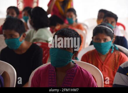 Guwahati, Assam, India. 5 maggio 2021. Persone speciali aspettano di ottenere la prima dose di COVID-19 iniezione al Gauhati Medical College Hospital Mercoledì 5 maggio 2021 . La vaccinazione per le persone di età compresa tra i diciotto e i quarantacinque anni nello stato di Assam è iniziata oggi, cioè mercoledì. Oggi le vaccinazioni sono state date solo a persone speciali (persone che sfidano fisicamente) e giornalisti. Credit: Dasarath Deka/ZUMA Wire/Alamy Live News Foto Stock