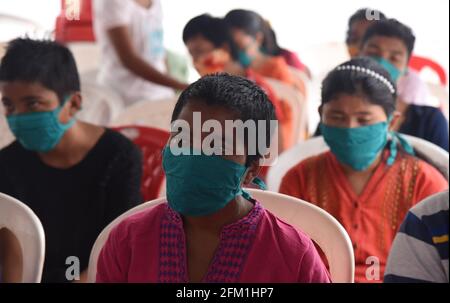 Guwahati, Assam, India. 5 maggio 2021. Persone speciali aspettano di ottenere la prima dose di COVID-19 iniezione al Gauhati Medical College Hospital Mercoledì 5 maggio 2021 . La vaccinazione per le persone di età compresa tra i diciotto e i quarantacinque anni nello stato di Assam è iniziata oggi, cioè mercoledì. Oggi le vaccinazioni sono state date solo a persone speciali (persone che sfidano fisicamente) e giornalisti. Credit: Dasarath Deka/ZUMA Wire/Alamy Live News Foto Stock