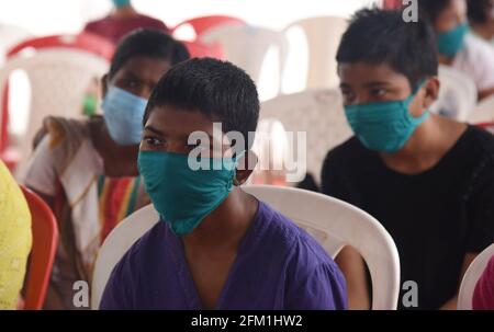 Guwahati, Assam, India. 5 maggio 2021. Persone speciali aspettano di ottenere la prima dose di COVID-19 iniezione al Gauhati Medical College Hospital Mercoledì 5 maggio 2021 . La vaccinazione per le persone di età compresa tra i diciotto e i quarantacinque anni nello stato di Assam è iniziata oggi, cioè mercoledì. Oggi le vaccinazioni sono state date solo a persone speciali (persone che sfidano fisicamente) e giornalisti. Credit: Dasarath Deka/ZUMA Wire/Alamy Live News Foto Stock