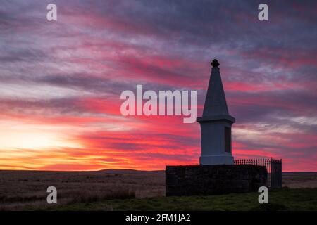 Uno splendido tramonto dietro il monumento di Covenanter ad Airds Moss vicino a Muirkirk nell'Ayrshire orientale, Scozia. Foto Stock