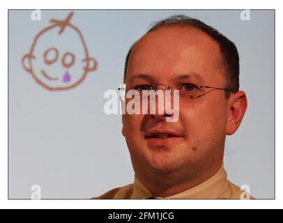 Press Conf re gene Therapy cura la malattia che minaccia la vita a. Great Ormond Street Hospital...Dr Adrian Thrasher che ha guidato i processi E la signora Marie Evans, madre di Rhys Evans, 18 mesi Vecchio ragazzo curò di fatale condizione genetica X-SCID.pic David Sandison 3/4/2002 Foto Stock