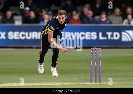 Brad Wheal in azione di bowling per l'Hampshire durante Essex Eagles vs Hampshire, Royal London One-Day Cup Cricket al Cloudfm County Ground il 28 aprile Foto Stock