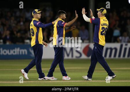 Mohammad Amir di Essex festeggia con i suoi compagni di squadra dopo aver preso il wicket di Alex Blake durante Essex Eagles vs Kent Spitfakes, Vitality Blast T20 Foto Stock