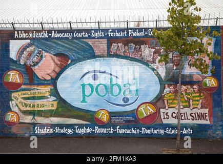 Muro Internazionale o Peace Wall su Albert Street, Belfast che mostra l'opera d'arte Foto Stock