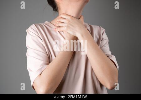 La donna ha una gola irritata. Foto Stock