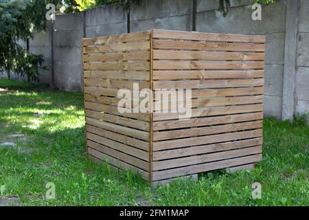 Scatola di legno da stecche parallele in cortile, coprendo, nascondendo oggetto Foto Stock