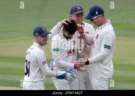 Mohammad Amir di Essex festeggia con i suoi compagni di squadra dopo aver preso il wicket di Zak Crawley durante Kent CCC vs Essex CCC, Specsavers County Champions Foto Stock