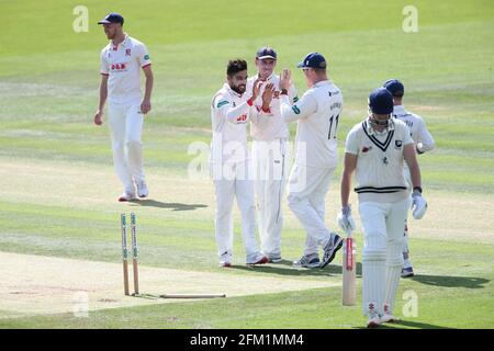 Mohammad Amir di Essex celebra la presa del wicket di Ollie Rayner durante Kent CCC vs Essex CCC, Specsavers County Championship Division 1 Cricket a. Foto Stock