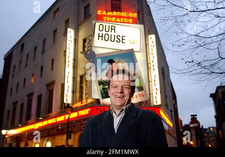 Il produttore teatrale Paul Roberts fuori dal Cambridge Theatre di Covent Gaden.6 Dicembre 2002 foto Andy Paradise Foto Stock