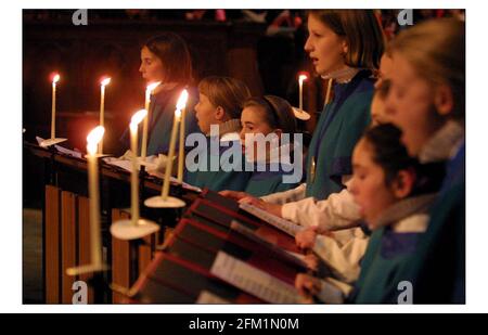 Salisbury Cath. Coro durante una registrazione di canzoni di lode.pic David Sandison 4/12/2002 Foto Stock