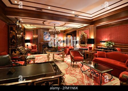 Vista della lobby dell'elegante Pine Inn, un affascinante e lussuoso hotel boutique con splendore storico su Ocean Avenue a Carmel-by-the-Sea California USA. Foto Stock