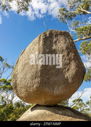 Balancing Rock 6 metri-alto masso di granito sulla roccia del Castello Walk Trail Porongurup National Park, Australia occidentale Foto Stock