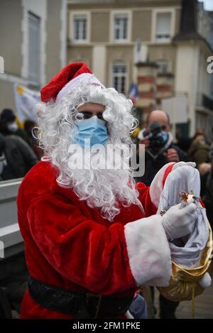 *** RIGOROSAMENTE NESSUNA VENDITA AI MEDIA O AGLI EDITORI FRANCESI - DIRITTI RISERVATI ***06 dicembre 2020 - Melun, Francia: Un Babbo Natale mascherato distribuisce le caramelle come famiglie francesi protestano contro il progetto del governo di costringere i genitori a mettere i loro figli a scuola. Tra 200 e 300 persone, tra cui diversi bambini, marciarono per difendere i loro diritti a 'Instruction en Famille' (IEF, istruzione all'interno della famiglia). Il governo francese vuole vietare la scuola domestica nella sua legge contro il "separatismo", volto a combattere l'islam radicale nel paese. Attualmente, l'istruzione è obbligatoria per tutti i bambini in Francia Foto Stock