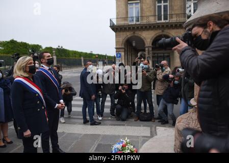 *** RIGOROSAMENTE NESSUNA VENDITA AI MEDIA O AGLI EDITORI FRANCESI - DIRITTI RISERVATI ***01 maggio 2021 - Parigi, Francia: Marine le Pen, leader del partito nazionale di estrema destra Rassemblement (RN) parla ai giornalisti dopo aver deposto una corona di fiori davanti ad una statua di Giovanna d'Arco. La tradizionale cerimonia del giorno di maggio si è svolta mentre le Pen si prepara a lanciare la sua campagna per le elezioni regionali. Foto Stock