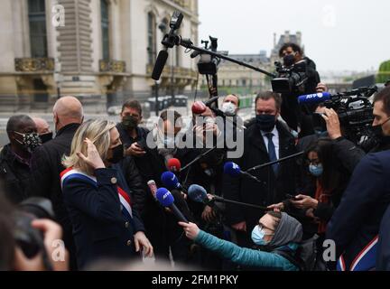 *** RIGOROSAMENTE NESSUNA VENDITA AI MEDIA O AGLI EDITORI FRANCESI - DIRITTI RISERVATI ***01 maggio 2021 - Parigi, Francia: Marine le Pen, leader del partito nazionale di estrema destra Rassemblement (RN) parla ai giornalisti dopo aver deposto una corona di fiori davanti ad una statua di Giovanna d'Arco. La tradizionale cerimonia del giorno di maggio si è svolta mentre le Pen si prepara a lanciare la sua campagna per le elezioni regionali. Foto Stock