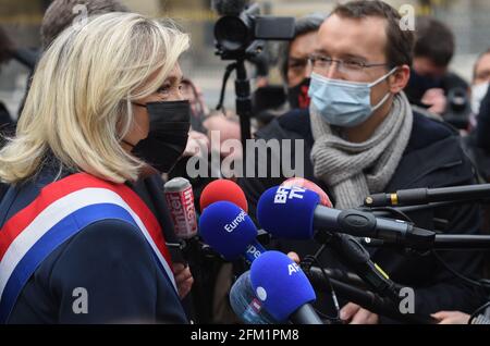 *** RIGOROSAMENTE NESSUNA VENDITA AI MEDIA O AGLI EDITORI FRANCESI - DIRITTI RISERVATI ***01 maggio 2021 - Parigi, Francia: Marine le Pen, leader del partito nazionale di estrema destra Rassemblement (RN) parla ai giornalisti dopo aver deposto una corona di fiori davanti ad una statua di Giovanna d'Arco. La tradizionale cerimonia del giorno di maggio si è svolta mentre le Pen si prepara a lanciare la sua campagna per le elezioni regionali. Foto Stock