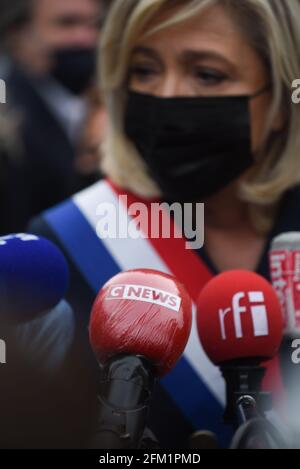 *** RIGOROSAMENTE NESSUNA VENDITA AI MEDIA O AGLI EDITORI FRANCESI - DIRITTI RISERVATI ***01 maggio 2021 - Parigi, Francia: Marine le Pen, leader del partito nazionale di estrema destra Rassemblement (RN) parla ai giornalisti dopo aver deposto una corona di fiori davanti ad una statua di Giovanna d'Arco. La tradizionale cerimonia del giorno di maggio si è svolta mentre le Pen si prepara a lanciare la sua campagna per le elezioni regionali. Foto Stock