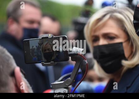 *** RIGOROSAMENTE NESSUNA VENDITA AI MEDIA O AGLI EDITORI FRANCESI - DIRITTI RISERVATI ***01 maggio 2021 - Parigi, Francia: Marine le Pen, leader del partito nazionale di estrema destra Rassemblement (RN) parla ai giornalisti dopo aver deposto una corona di fiori davanti ad una statua di Giovanna d'Arco. La tradizionale cerimonia del giorno di maggio si è svolta mentre le Pen si prepara a lanciare la sua campagna per le elezioni regionali. Foto Stock