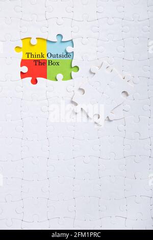 Jigsaw puzzle pezzo con parola pensare fuori dalla scatola, Quotes business concept Foto Stock