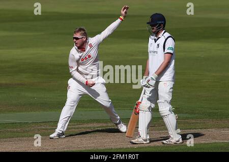 Simon Harmer in azione di bowling per Essex durante il Warwickshire CCC vs Essex CCC, Specsaver County Championship Division 1 Cricket all'Edgbaston Stadium Foto Stock