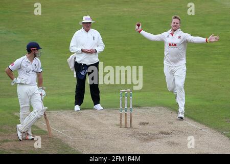 Simon Harmer in azione di bowling per Essex durante il Warwickshire CCC vs Essex CCC, Specsaver County Championship Division 1 Cricket all'Edgbaston Stadium Foto Stock