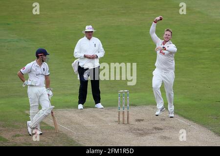 Simon Harmer in azione di bowling per Essex durante il Warwickshire CCC vs Essex CCC, Specsaver County Championship Division 1 Cricket all'Edgbaston Stadium Foto Stock