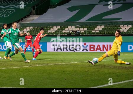 Hee-Chan HWANG (L 2° da destra) segna l'obiettivo di farlo 1-0 contro il goalwart Jiri PAVLENKA (HB, destra); semi-finali della Coppa DFB di calcio, SV Werder Bremen (HB) - RB Leipzig (L) 1: 2 dopo l'estensione, il 30 aprile 2021 a Brema/Germania. | utilizzo in tutto il mondo Foto Stock