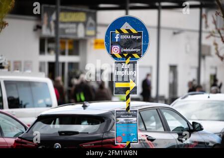 Pforzheim, Germania. 05 maggio 2021. Per la vaccinazione è scritto su un cartello nel parcheggio di un supermercato. Durante la campagna, durante il drive-in o a piedi, le persone potrebbero vaccinarsi contro il vaccino AstraZeneca senza un appuntamento. Un medico e il suo team hanno vaccinato circa 250 dosi di AstraZeneca, per le quali non ha trovato acquirenti nelle ore di consultazione a causa della sfiducia del principio attivo. Credit: Christoph Schmidt/dpa/Alamy Live News Foto Stock