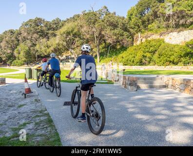 Padre e due figli cavalcano le loro biciclette su un sentiero a Middleton Beach, Ellen Cove, Albany, Australia Occidentale. Foto Stock