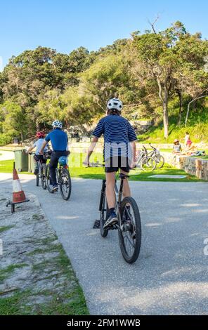 Padre e due figli cavalcano le loro biciclette su un sentiero a Middleton Beach, Ellen Cove, Albany, Australia Occidentale. Foto Stock