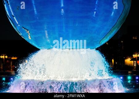URAYASU, CHIBA, GIAPPONE - 25 settembre 2020: Fontana rotante a globo all'ingresso del Tokyo Disney Sea si è illuminata durante la notte in Giappone. Foto Stock