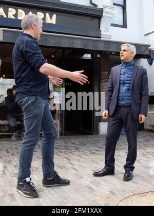 Il Sindaco laburista di Londra Sadiq Khan incontra la gente del posto a Waltham Forest il 5 maggio 2021, l'ultimo giorno della campagna elettorale per le elezioni locali Foto Stock