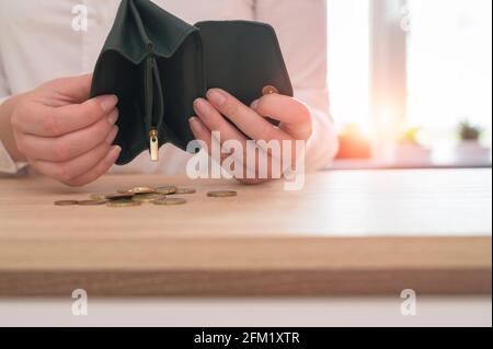 Donna d'affari stressata tenendo e aprire un portafoglio vuoto. Nessun denaro, fallimento, fallimento, debito, disoccupazione, concetto finanziario. Foto Stock