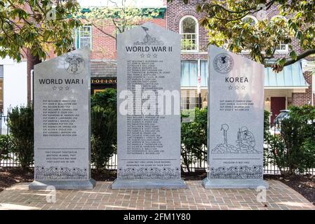 Tre targhe ad Easton, Maryland, commemorano i caduti nel WW i, nel WW II e nella guerra coreana Foto Stock