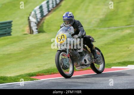 Leroy Bruno a bordo del rarissimo Vincent Grey Flash entrante Hall si piega al Cadwell International Classic 2015 Foto Stock