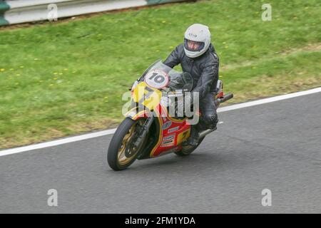 Paul Smart sulla ex-lavori del Team Heron Suzuik RG500 in avvicinamento Coppice Corner al Cadwell Park International Classic nel mese di luglio 2015 Foto Stock