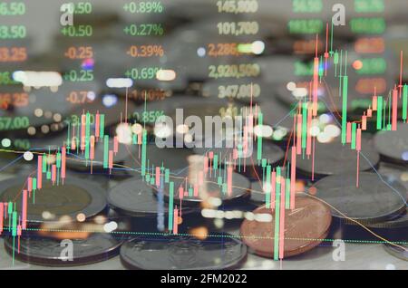 Doppia esposizione di statistiche virtuali astratte grafici di dati di mercato azionario analisi finanziaria di business trading. Foto Stock