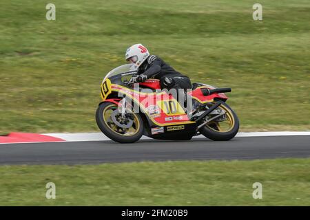 Mick Grant sulle ex opere Suzuki RG500 in Team Heron Colors approda il Gooseneck al Cadwell Park International Classico nel luglio 2015 Foto Stock