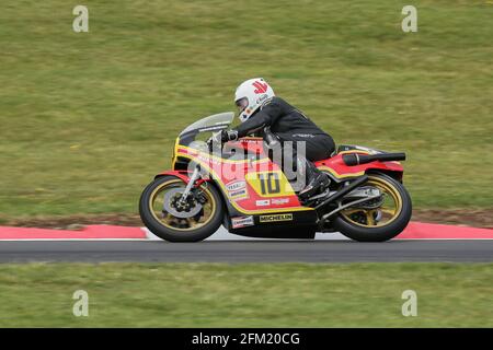 Mick Grant sulle ex opere Suzuki RG500 in Team Heron Colors approda il Gooseneck al Cadwell Park International Classico nel luglio 2015 Foto Stock